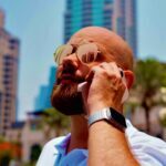 Mann telefoniert mit Brille